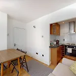 Cosy 2 Bedroom Garden Flat In West Kensington