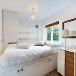 Cosy 2 Bedroom Garden Flat In West Kensington