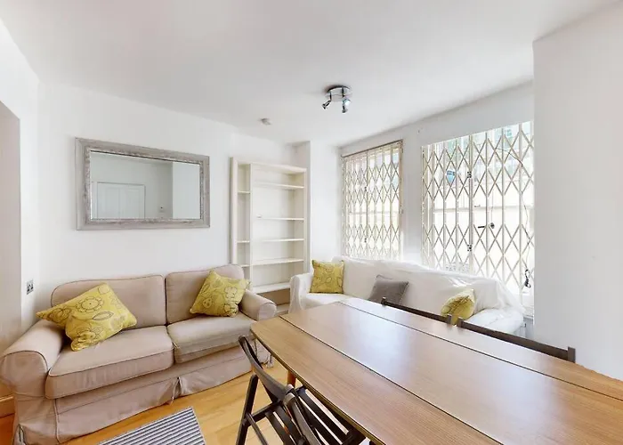 Cosy 2 Bedroom Garden Flat In West Kensington