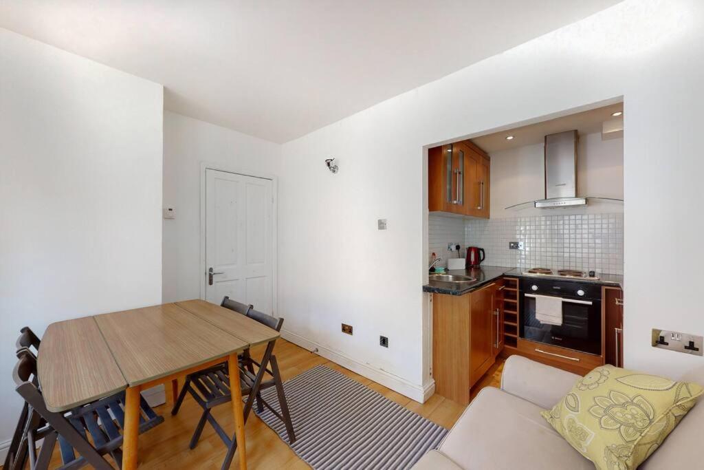 Cosy 2 Bedroom Garden Flat In West Kensington London