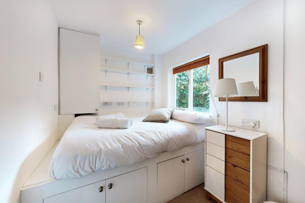 Cosy 2 Bedroom Garden Flat In West Kensington